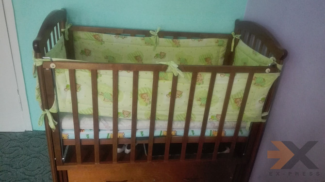 Продам детскую кроватку с матрацем Магадан - изображение 1